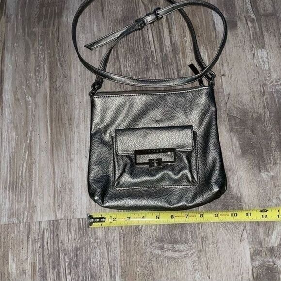 Tahari leather pewter metallic cross body bag - Picture 4 of 8